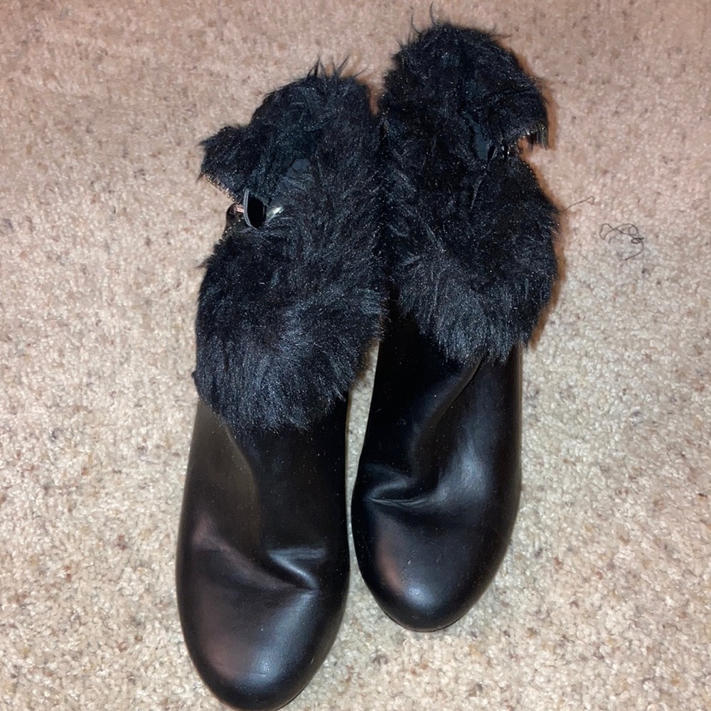 Black wedge boots with fur